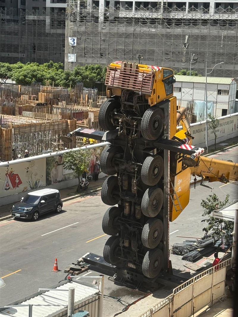 吊車「前翻」垂直地面。（圖／翻攝自記者爆料網）
