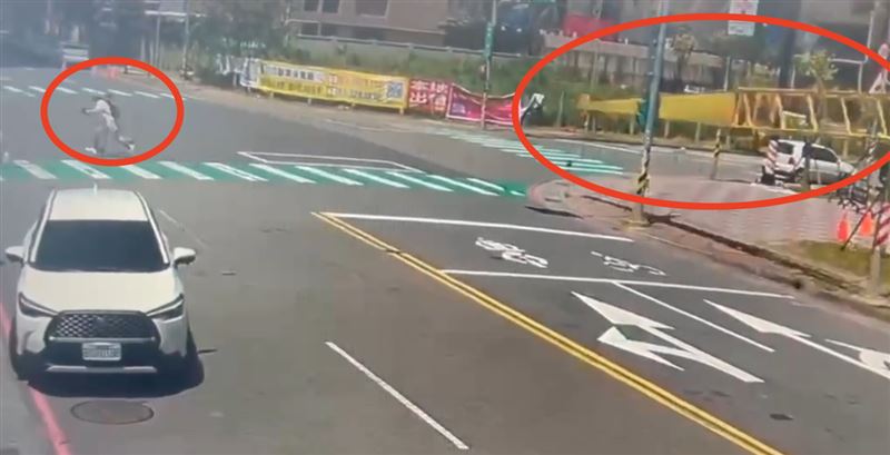 吊臂砸下時，路人驚嚇狂奔。（圖／翻攝畫面）