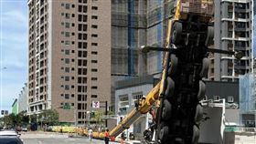 吊車,龜山,吊臂,路人（圖／翻攝自記者爆料網）