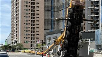 新／吊車失控「栽跟斗」倒立貼地　畫面曝