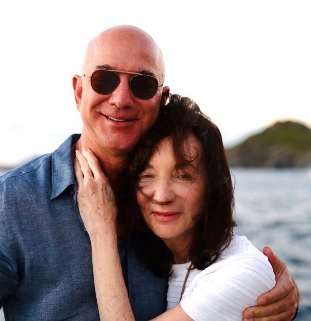 亞馬遜創辦人貝佐斯母親潔姬離世，享壽78歲，生前推動教育慈善。（圖／翻攝自IG@貝佐斯）
