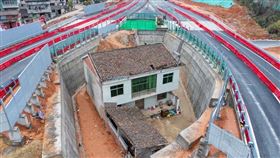 中國江西「最強釘子戶」不堪公路噪音影響已舉家搬遷。（東方IC）