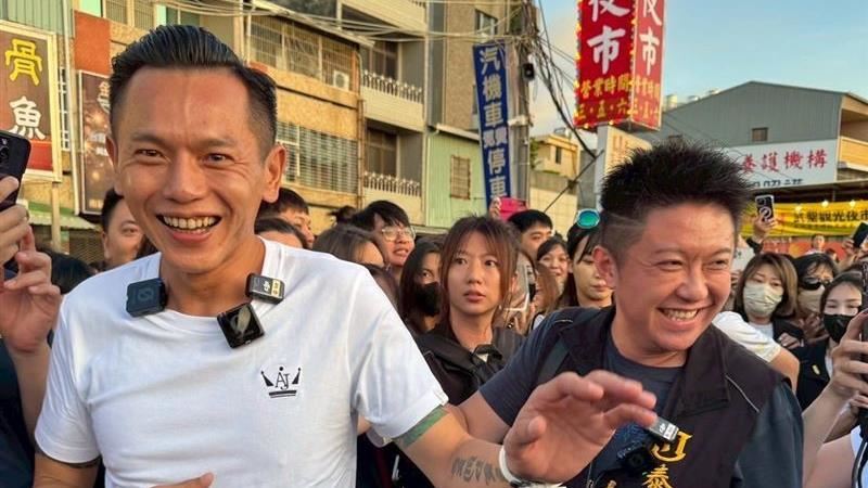 賓賓哥與AJ哥（左）先前赴夜市爆案外案。（圖／翻攝江建樺臉書）