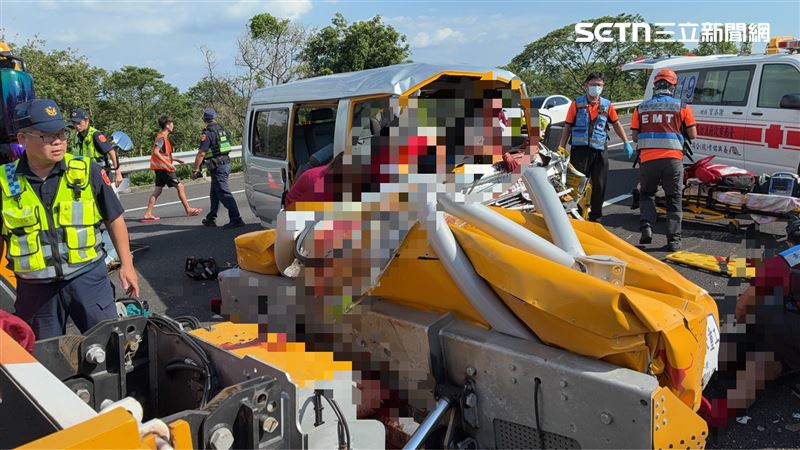 廂型車撞上工程車，嘉義某國中棒球隊8人傷送醫