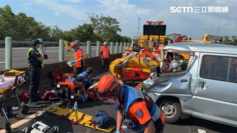 廂型車撞上工程車，嘉義某國中棒球隊8人傷送醫