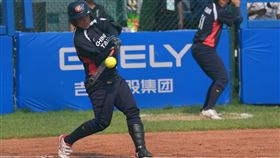 台灣成都世運女壘代表隊先發捕手李思詩敲兩分砲。（圖／中華奧會提供）