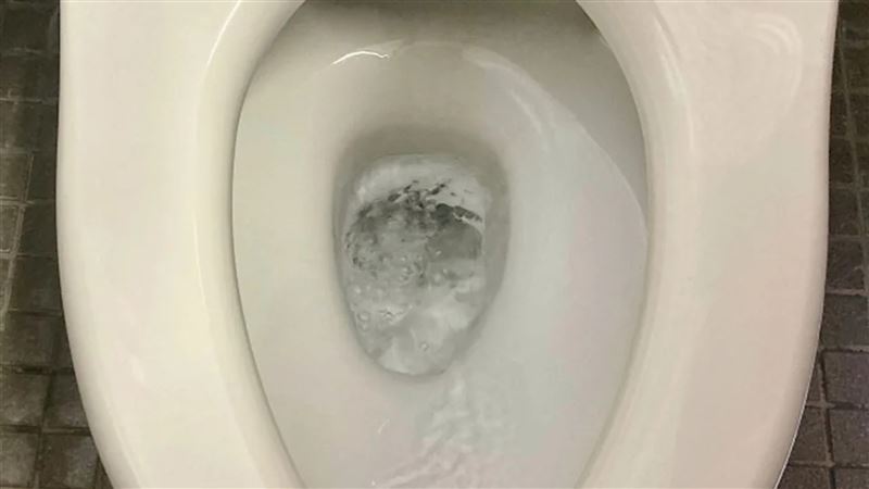 許多人擔心，在外如廁時，被馬桶中的水噴濺到肛門，恐感染梅毒、菜花等性病。（示意圖／photoAC）