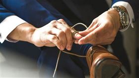 韓國江原道洪川1名銀行員工將現鈔藏在襪子等衣物中帶出。（圖／翻攝自pexels）