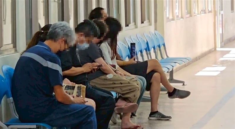謝男的家人以及女友今（15日）抵達桃園殯儀館。（圖／翻攝畫面）