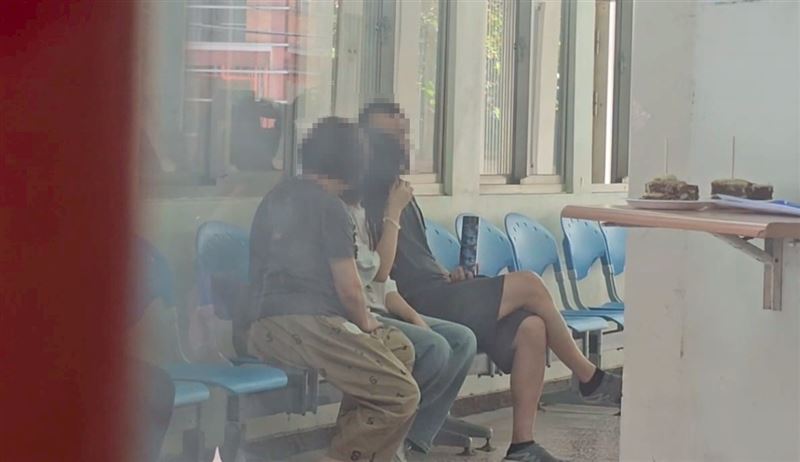 謝男女友在等待時頻頻拭淚。（圖／翻攝畫面）