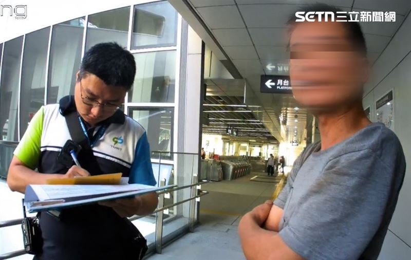 台中48歲男子無故按壓捷運手扶梯的緊急停止按鈕，遭開罰1萬元。（圖／翻攝畫面）