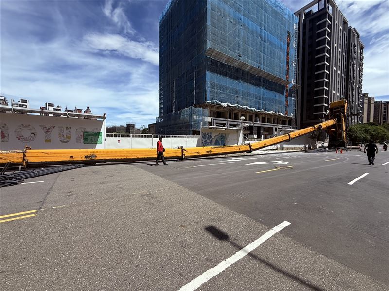 約50米的吊臂墜落在地面。（圖／翻攝畫面）