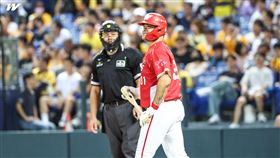 味全龍老將林智勝引退前，最後一次回洲際棒球場。（圖／翻攝自味全龍臉書）