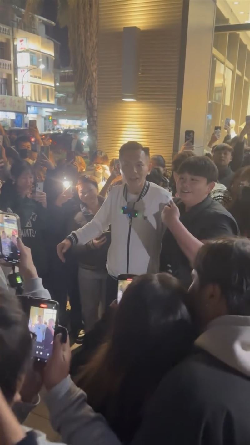 AJ哥粉絲幾乎都是國中、高中生，甚至還有國小學童，大家都搶著跟他握手、合照、要簽名。（圖／翻攝自Threads）