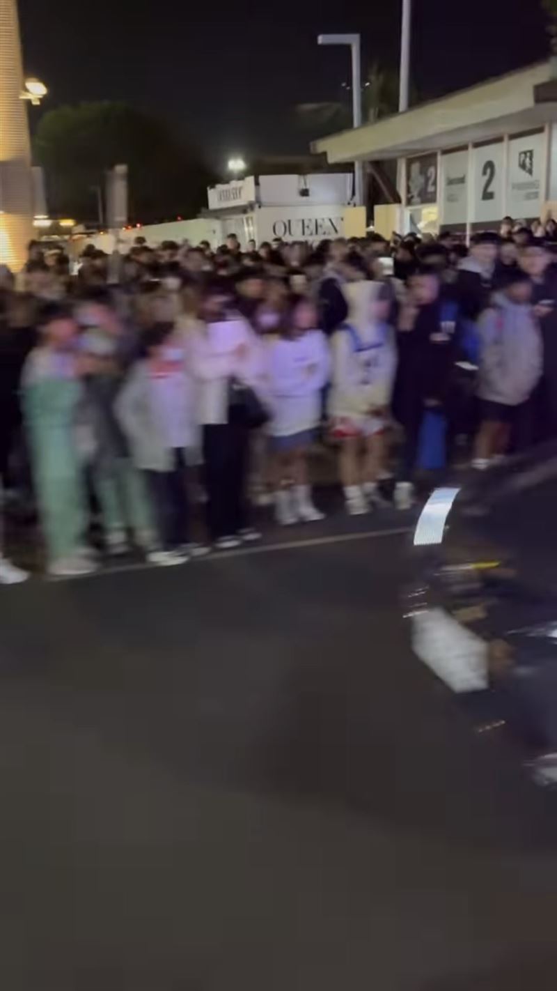 AJ哥粉絲幾乎都是國中、高中生，甚至還有國小學童，大家都搶著跟他握手、合照、要簽名。（圖／翻攝自Threads）