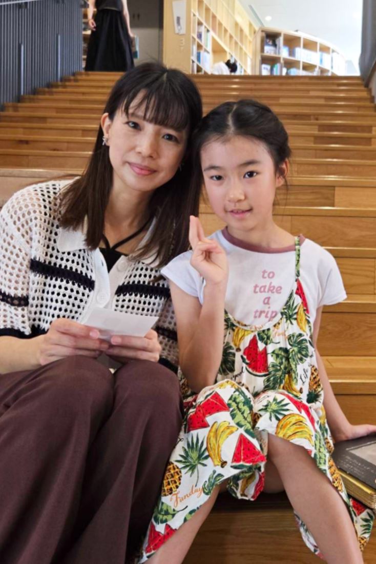 日本媽媽帶著女兒欣賞《室內樂feat.讀繪本演出》，第一次聆聽弦樂搭配繪本朗讀。（圖／文化部提供）