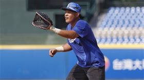 張進德開始練習一壘守備。（圖／富邦悍將提供） 