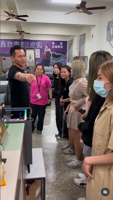 AJ哥在台南市永康區經營「皇家寶傢俱沙發」，醒目的招牌「AJ哥就是你的愛」吸引路人關注。（圖／翻攝自AJ哥IG）