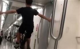 男學生不顧環境，直接在移動的車廂內做出危險動作。（圖／翻攝自Threads @cn.h__)