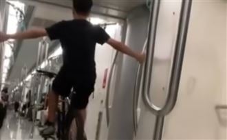 車廂內炫特技！高雄男學生詭玩單車惹議
