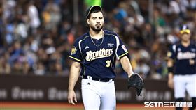 中職36年例行賽，中信兄弟先發投手黃博多5.2局退場。（圖／記者劉彥池攝影）