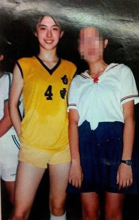 王祖賢的父親王耀煌曾經是籃球國手，自幼也耳濡目染曾經參加過台北市懷生國中女籃校隊，以及金甌商職（小台電）女籃。（圖／翻攝自籃球紙箱臉書）