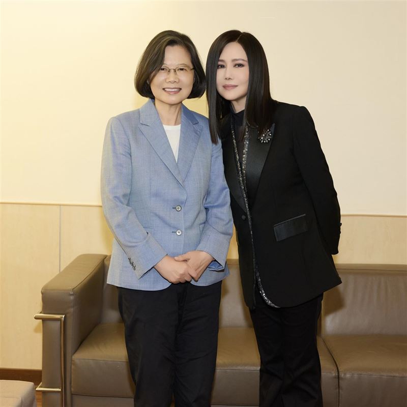 蔡英文朝聖江蕙演唱會，還在後台一起合照。（圖／翻攝自蔡英文臉書）