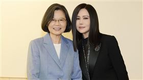 蔡英文朝聖江蕙演唱會，還在後台一起合照。（圖／翻攝自蔡英文臉書）