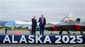 川普和普丁在機場握手致意，隨即展開雙方會談，協調俄烏停火。（圖／翻攝自白宮）