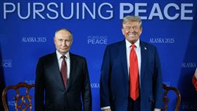 川普和普丁在峰會現場接受媒體拍照, 背板上印有追求和平字樣。（圖／翻攝自白宮）