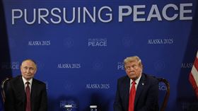 美國總統川普（Donald Trump）會見俄羅斯總統普丁（Vladimir Putin）。（圖／美聯社／達志影像）