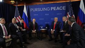 美國總統川普（Donald Trump）會見俄羅斯總統普丁（Vladimir Putin）。（圖／美聯社／達志影像）