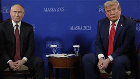 美國總統川普（Donald Trump）會見俄羅斯總統普丁（Vladimir Putin）。（圖／美聯社／達志影像）