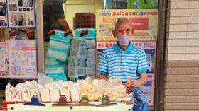 98歲爺爺還在擺攤賣手工饅頭！每天凌晨2點起床準備　背後故事太催淚（圖／翻攝自白冰冰臉書）