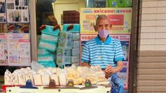 98歲爺爺還在擺攤賣手工饅頭　故事太催淚