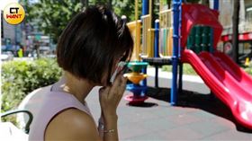 看完孩子在學校受到老師不當管教的影片後，曉曉媽心痛不已。（圖／CTWANT）