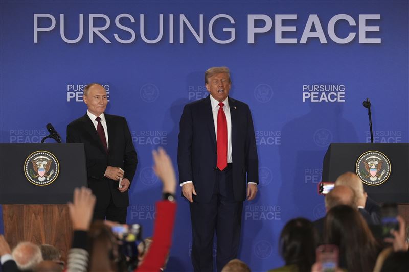 川普和普丁會談近3小時結束，兩人共同出席記者會。（圖／美聯社／達志影像）