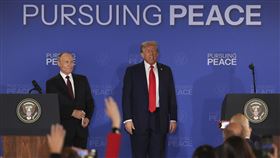 川普和普丁會談近3小時結束，兩人共同出席記者會。（圖／美聯社／達志影像）