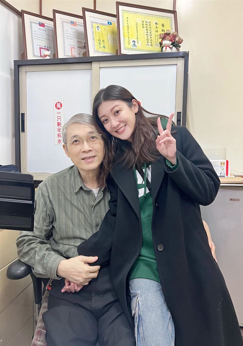 林逸欣在用愛澆灌的家庭長大，與父親感情相當好。（圖／翻攝自林春銘醫師神經醫學網）