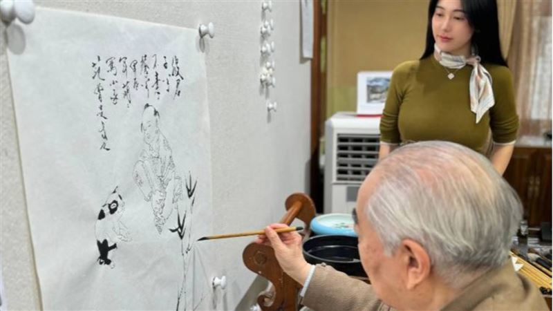范曾宣布再婚，新婚妻模樣年輕，是他第四任老婆。（圖／翻攝自微博）
