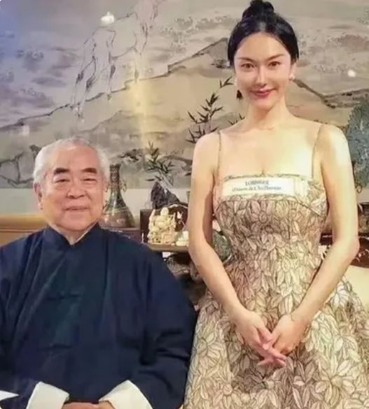 范曾去年才與小50歲的徐萌結婚。（圖／翻攝自微博）