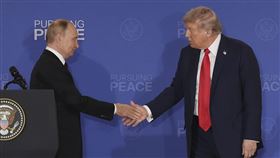 川普和普丁會談近3小時結束，兩人共同出席記者會。（圖／美聯社／達志影像）