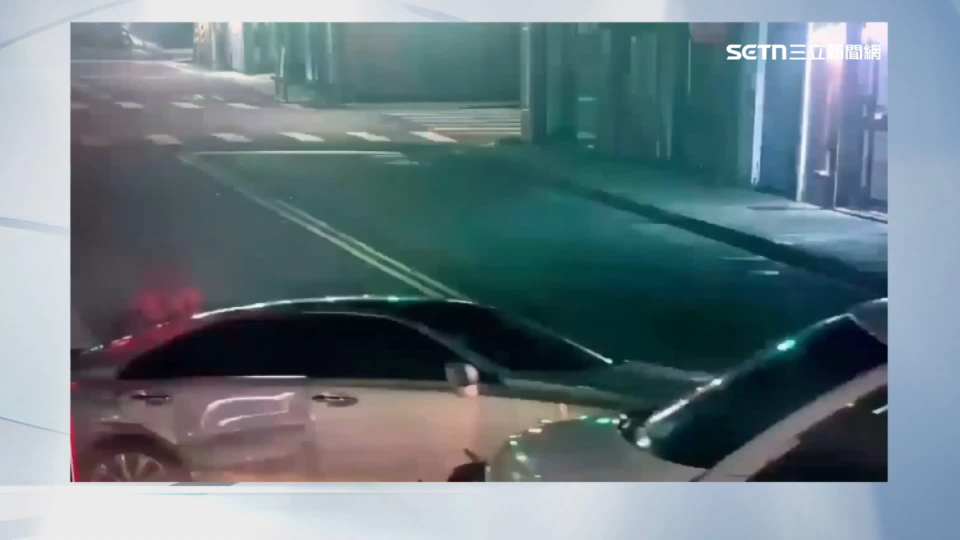 救護車與小客車發生碰撞，波及到旁邊的腳踏車騎士