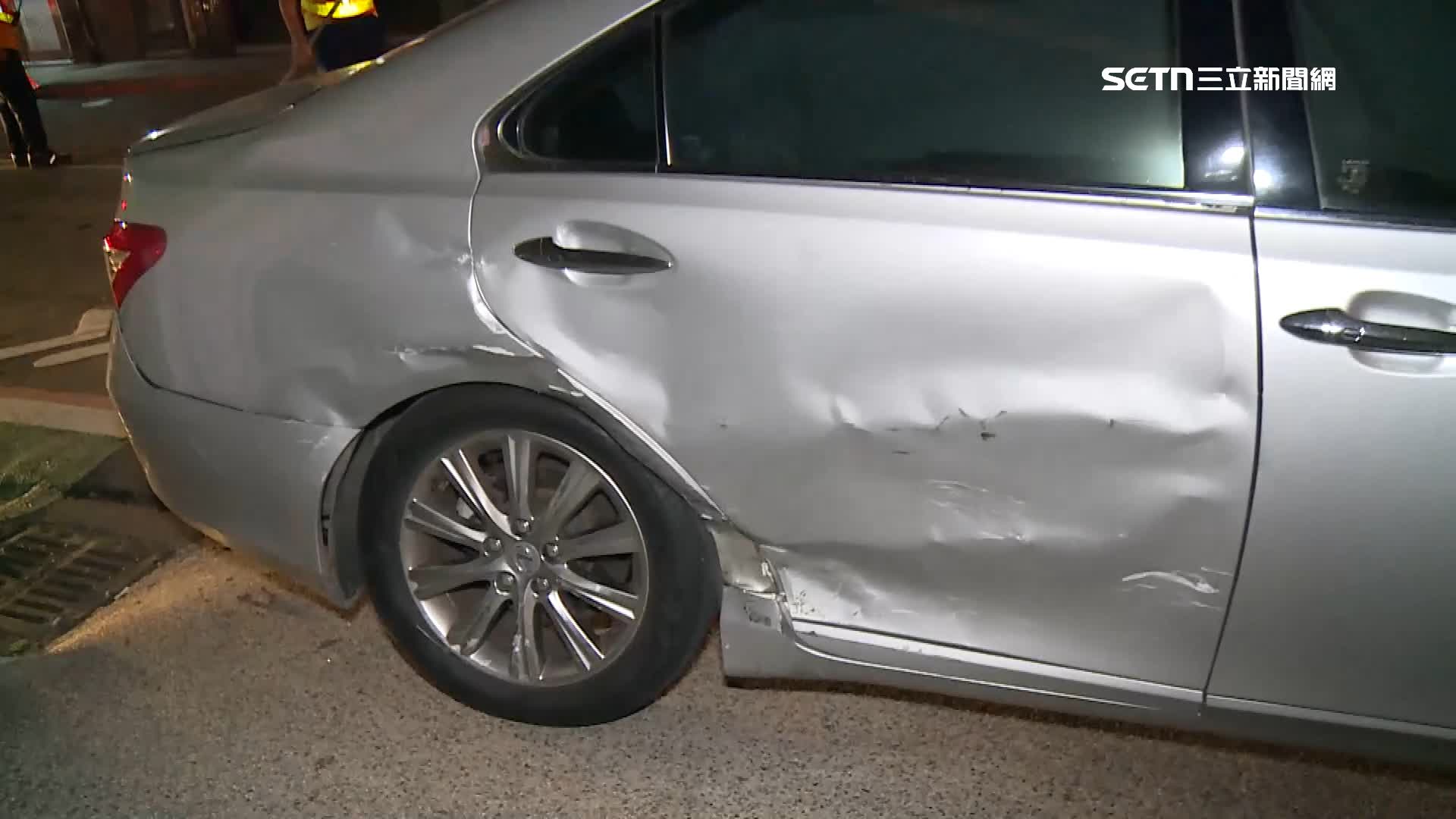 銀色轎車左後方被撞凹，警方到場實施酒測，三方駕駛酒測值為0