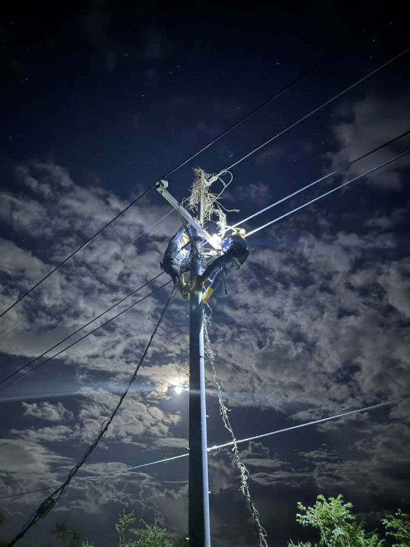 楊柳颱風造成台東逾4萬戶停電，台電15日晚上10時完成山區數十戶搶修後，宣布台東民生用電全數復電。（圖／中央社）