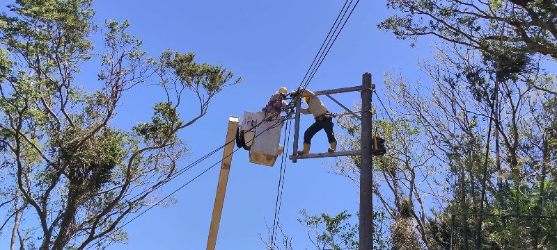 台電動員最大能量搶修，持續深入現場排除困難，每完成一處復電，約可讓20至30戶恢復供電。（圖／中央社）
