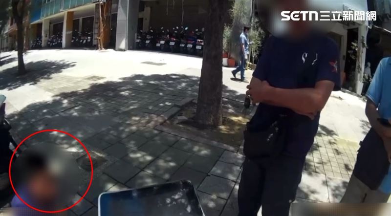 最後乾脆倒地，反問想睡一下不行嗎？流浪漢都能躺？（圖／翻攝畫面）