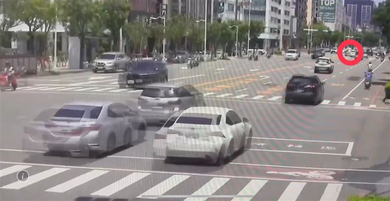 這一鬧，兩名與鄭男發生車禍的駕駛飽受無妄之災。（圖／翻攝畫面）