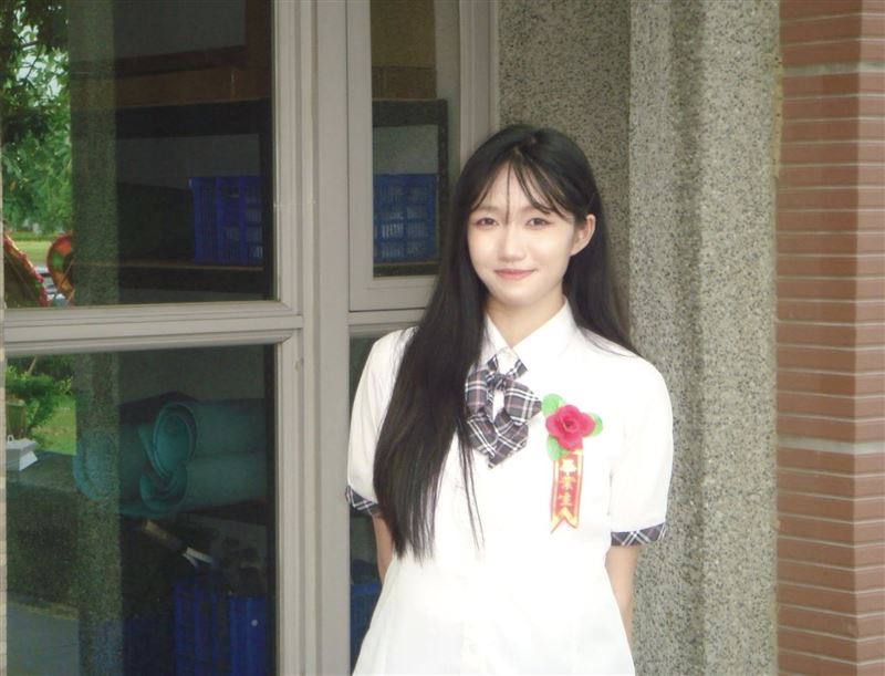 永慶高中蔡依璇長相清秀甜美、氣質出眾，如願考上成功大學政治系。（圖／翻攝校長郭春松臉書）