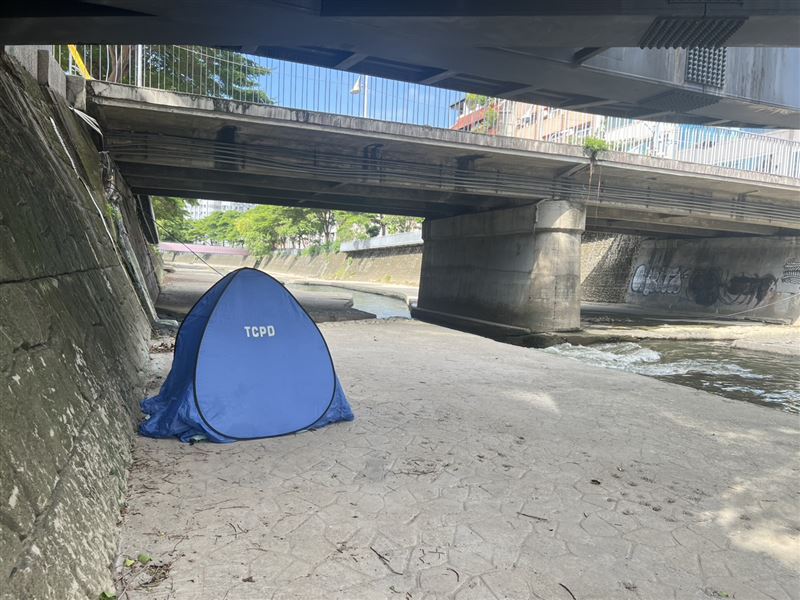 台中西區麻園頭溪驚見浮屍。（圖／翻攝畫面）